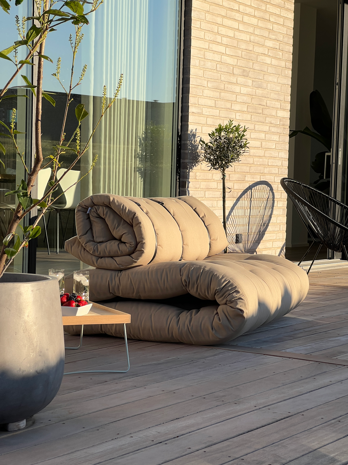 BUCKLE-UP SOFA OUT™ BEIGE W. 3 BLACK NYLON BELTS