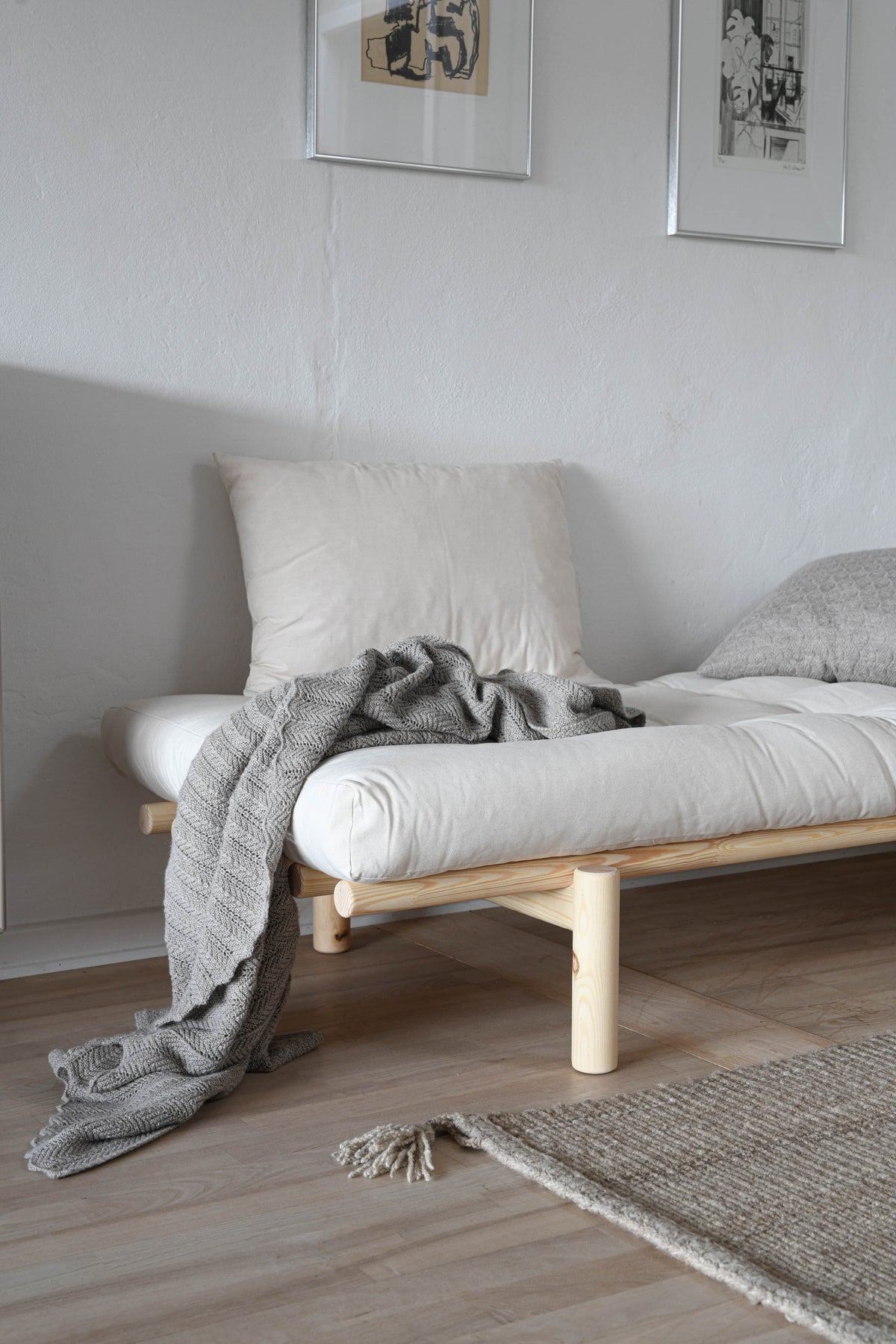 PACE DAYBED VERNIS CLAIR AVEC MATELAS MIXTE 4 COUCHES EN LIN