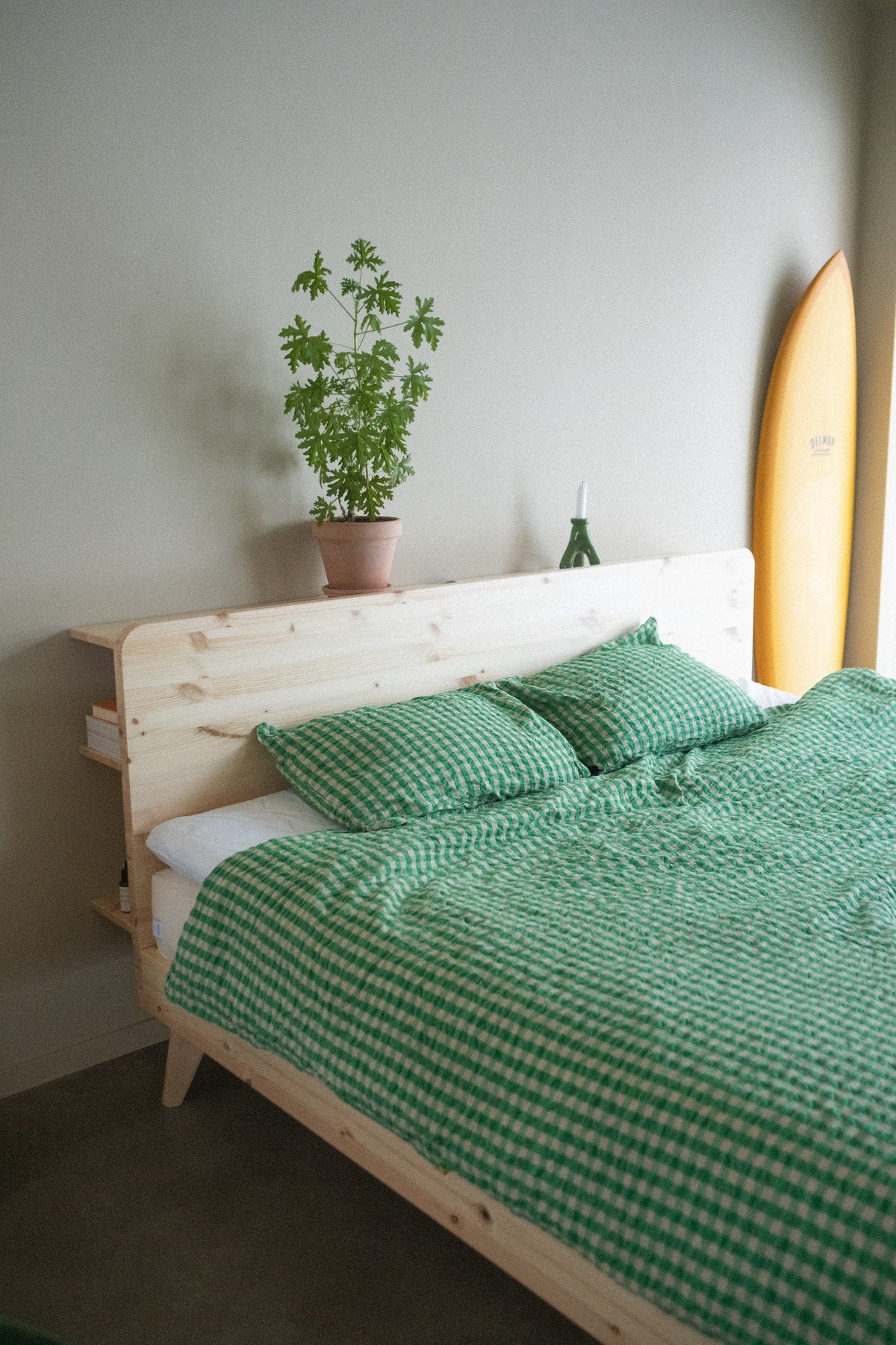 RETREAT BED CLEAR LACQUERED 180 X 200