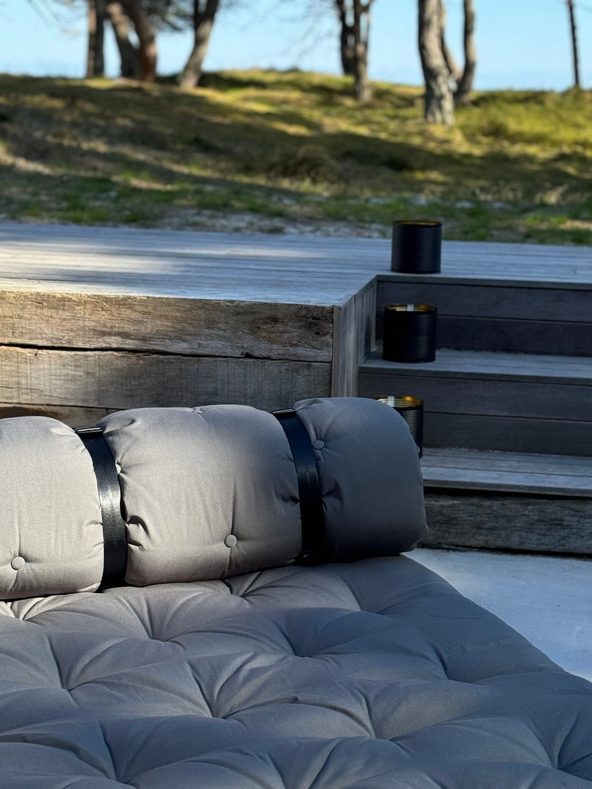 BUCKLE-UP SOFA OUT™ WHITE W. 3 BLACK NYLON BELTS