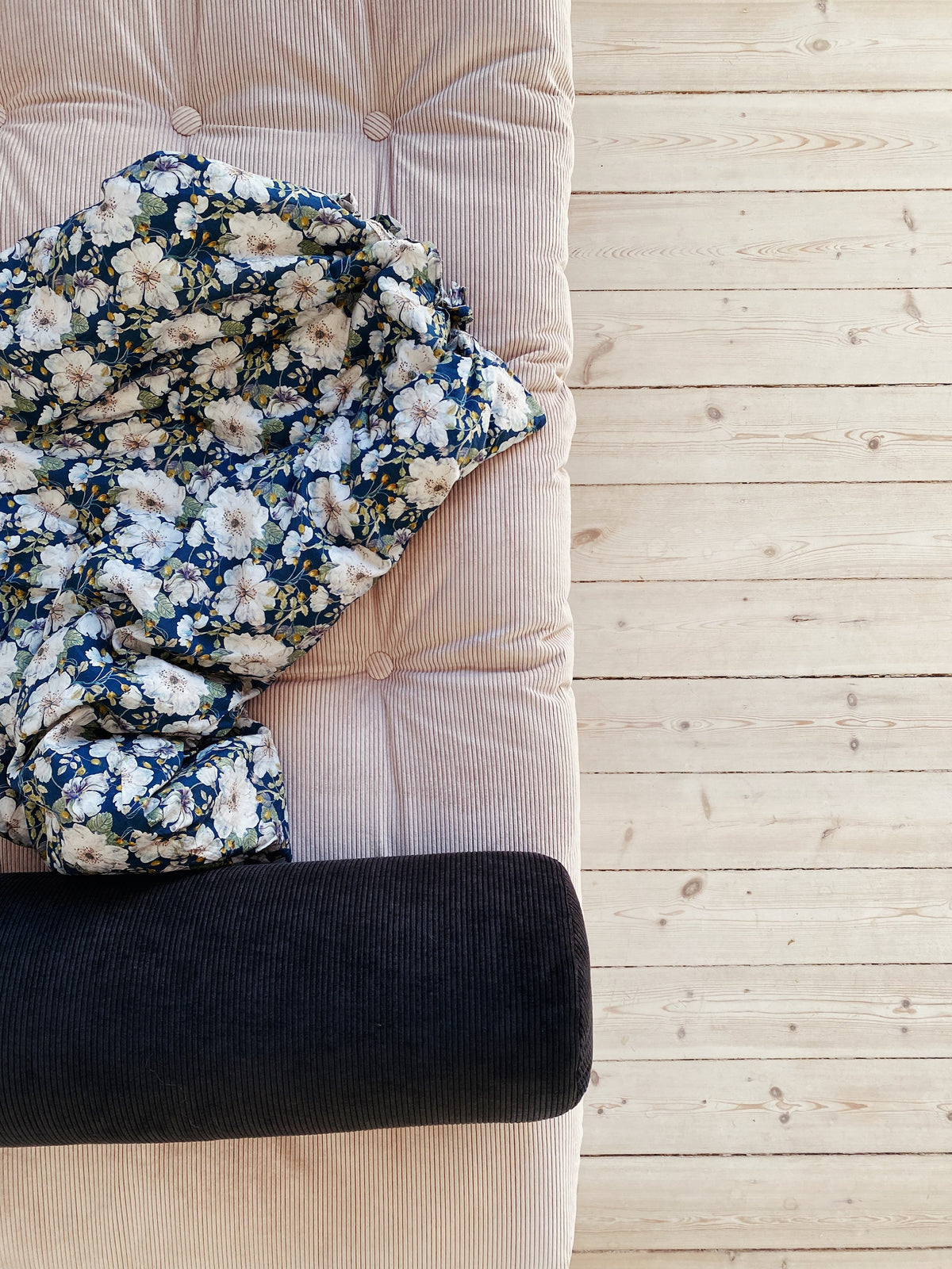 NEXT DAYBED CLEAR LACQUERED W. 4-LAYER MIXED MATTRESS HONEY