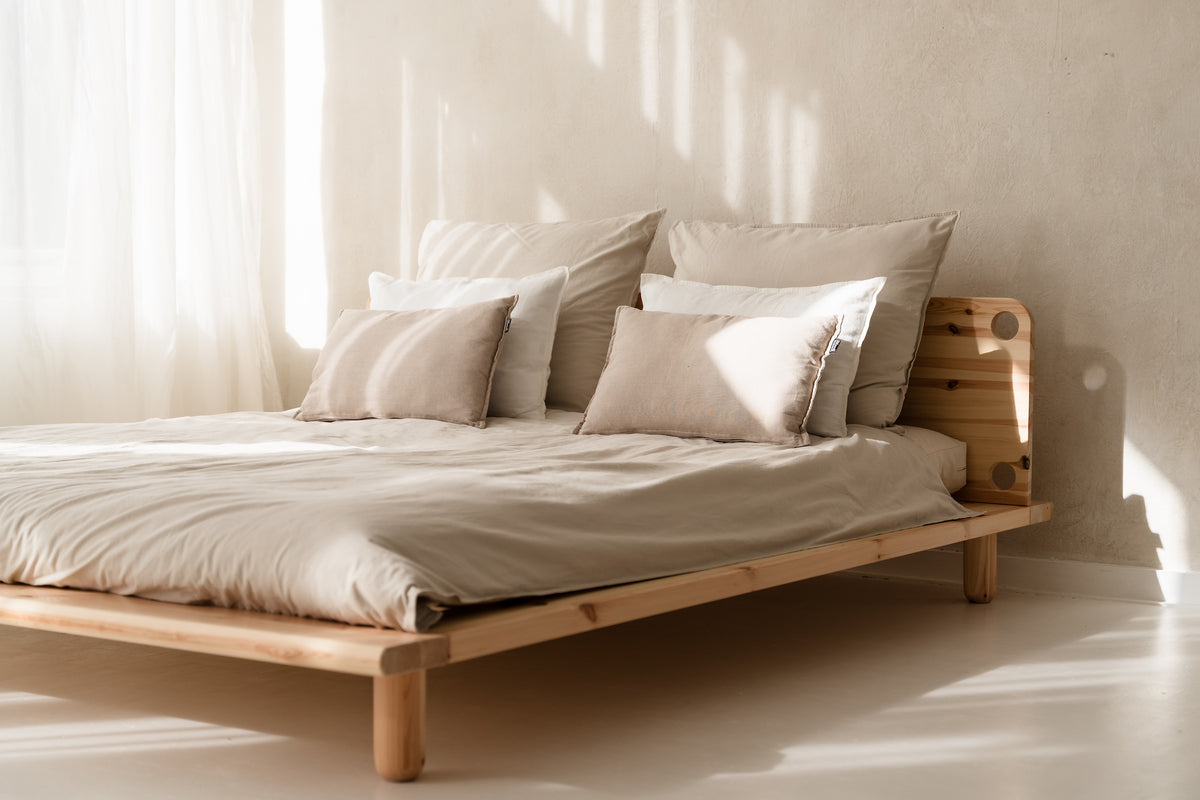 PEEK BED CLEAR LACQUERED 160 X 200 W. 2 BED LAMPS