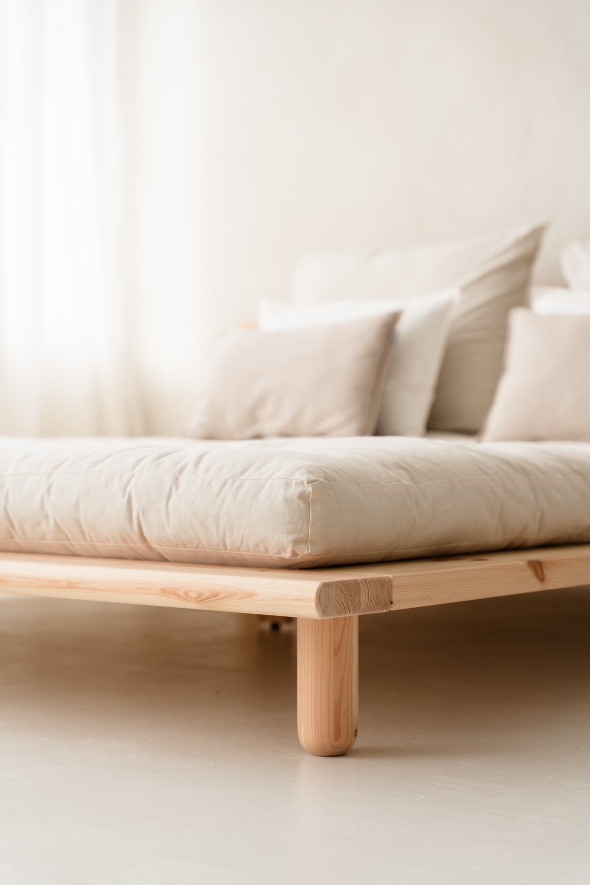 PEEK BED CLEAR LACQUERED 180 X 200 W. 2 BED LAMPS