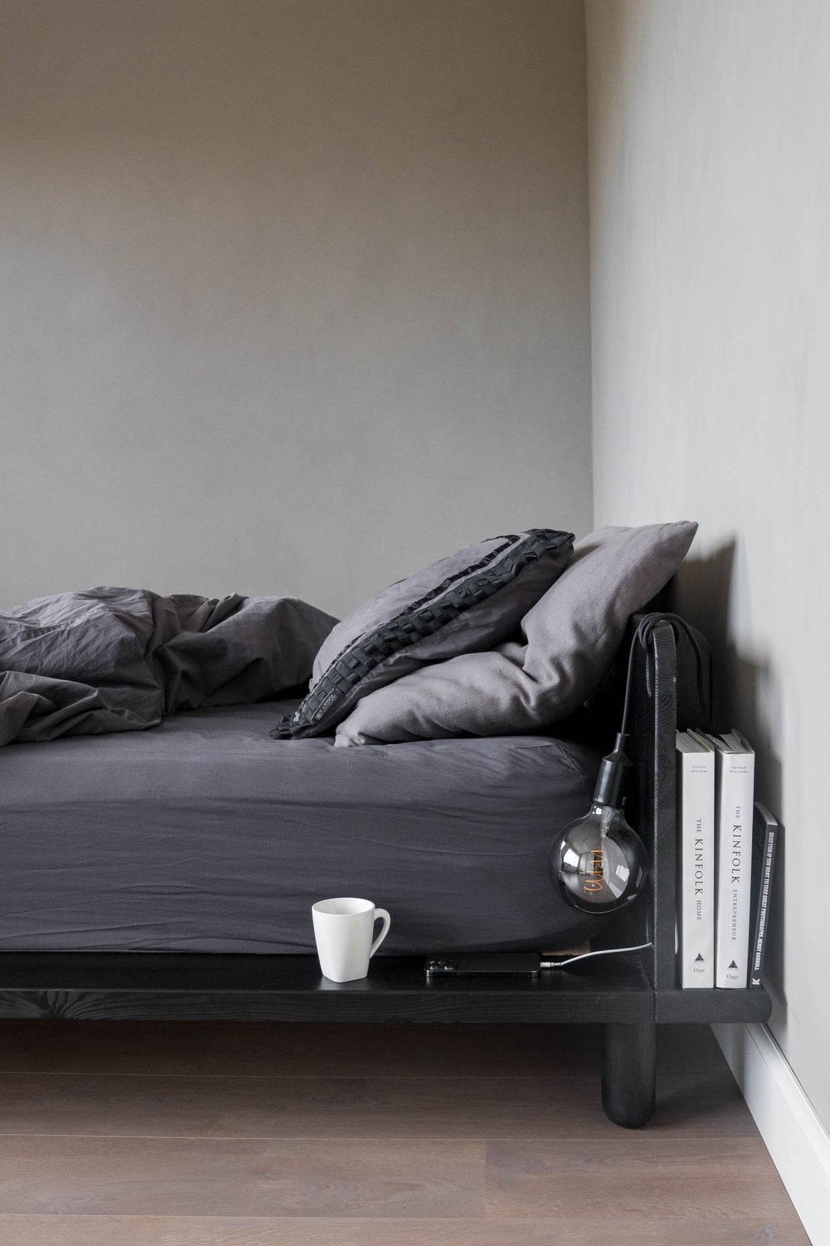 PEEK BED BLACK LACQUERED 140 X 200 W. 2 BED LAMPS