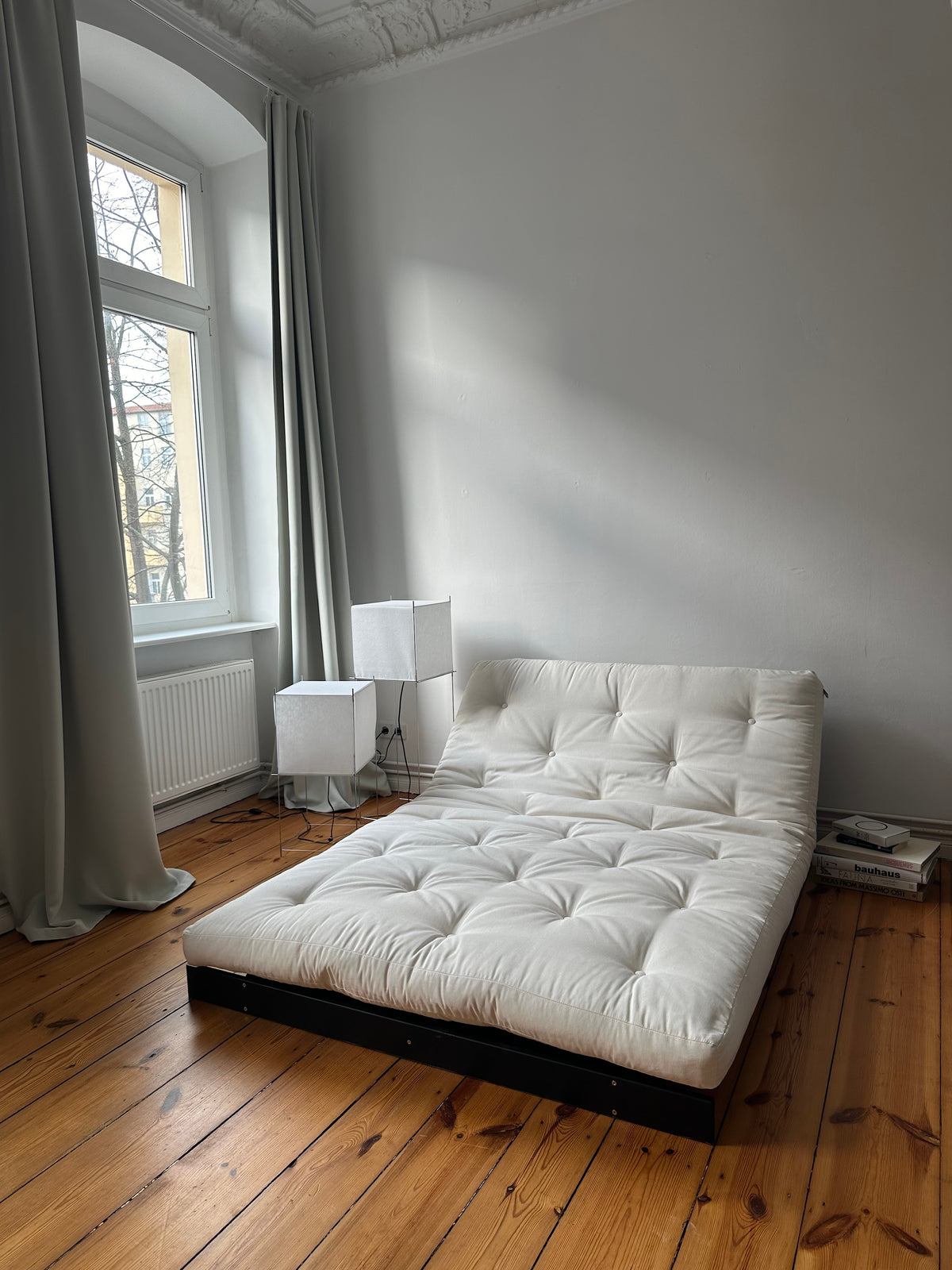 ROOTS BLACK NIGHT LACQUERED 140 X 200 W. ROOTS MATTRESS GREY
